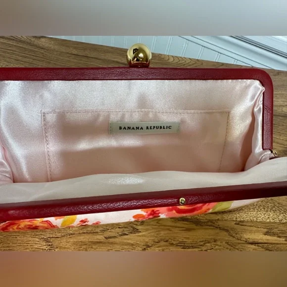Banana republic clutch pink with roses like new - Picture 4 of 6